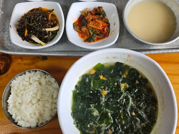밥, 미역국, 두 가지 반찬, 국물이 담긴 그릇이 정갈하게 차려진 한 상