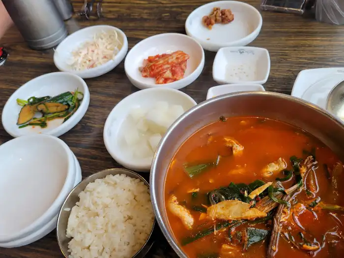 정갈하게 차려진 기본찬과 밥