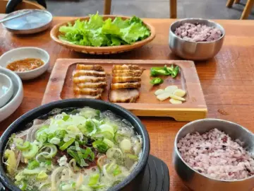 제주은희네해장국 홍대점에서 발견한 뜨끈한 국물 속 과학적 진미, 그리고…