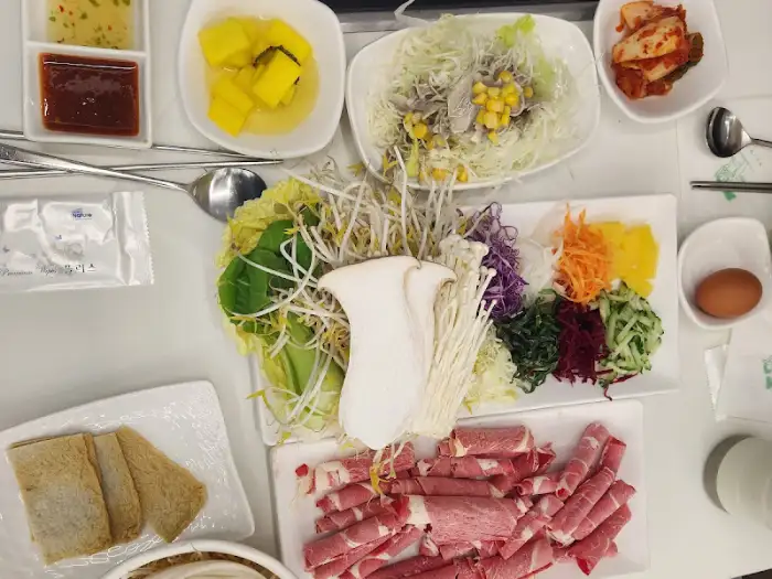 편백찜과 함께 준비된 밥과 곁들임 채소, 소스