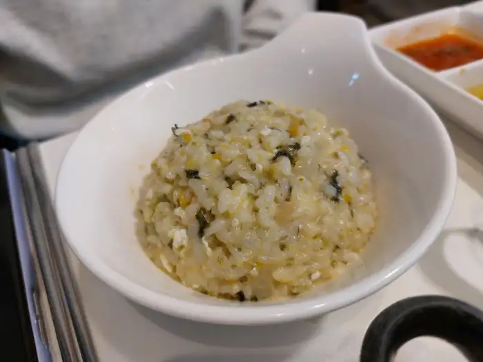 하얀 그릇에 담긴 밥, 볶음밥처럼 보이는 비주얼