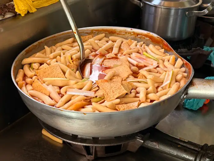 웍에 끓고 있는 떡볶이