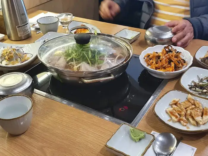 복어 요리가 한창 끓고 있는 모습
