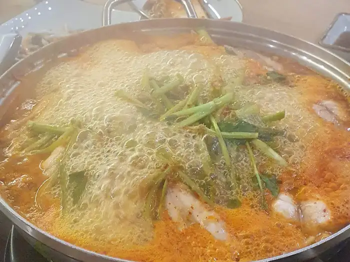 보글보글 끓고 있는 복어 매운탕
