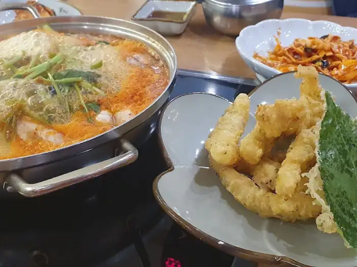 복어 매운탕과 복어 튀김이 함께 나온 상차림