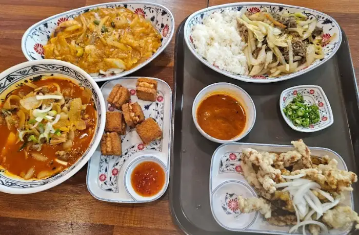 푸짐하게 담긴 쟁반짜장 모습