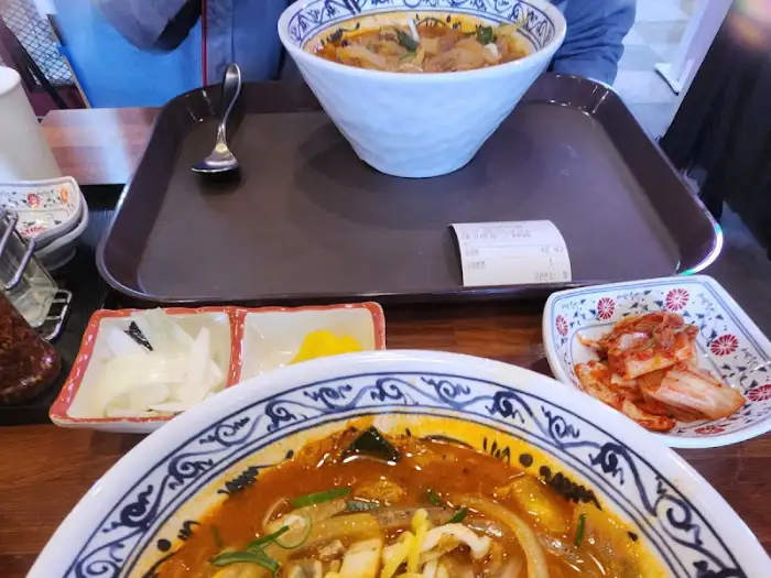 식사를 기다리는 테이블 세팅 모습