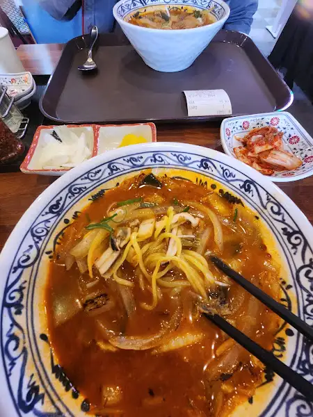 짬뽕 국물과 밥 메뉴가 보이는 모습