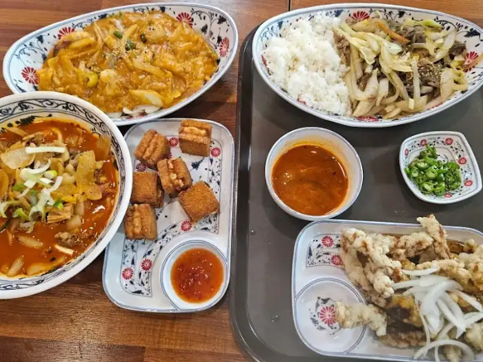 다양한 중식 메뉴들이 테이블에 세팅된 모습