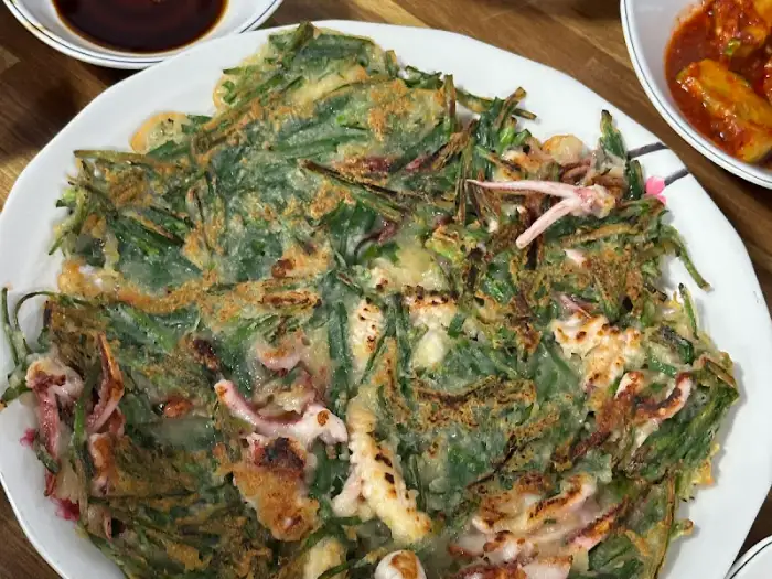 푸짐하게 부쳐진 해물파전