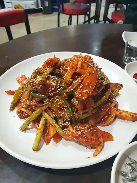 치즈와 채소가 어우러진 요리