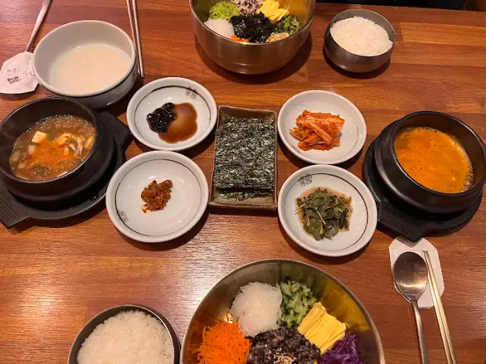 테이블에 차려진 다양한 비빔밥 관련 메뉴들