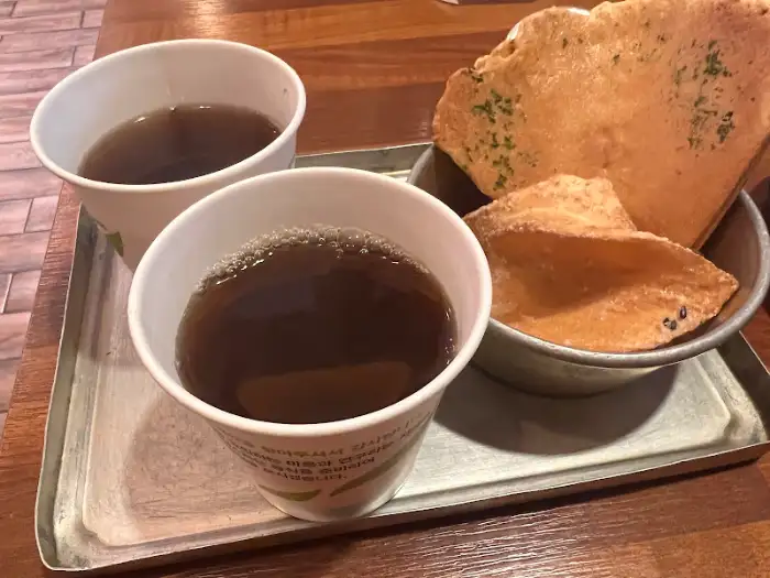 따뜻한 차와 바삭한 김부각