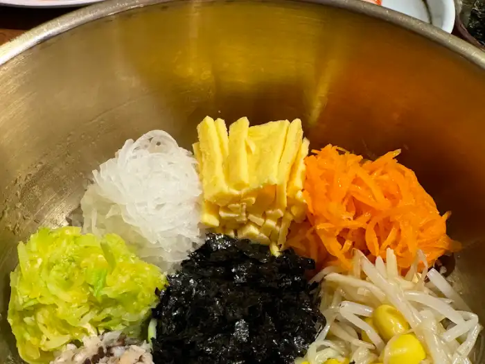 근접 촬영한 비빔밥의 재료들