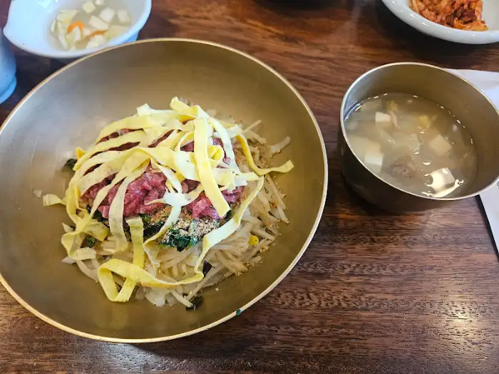 육회 비빔밥과 탕국