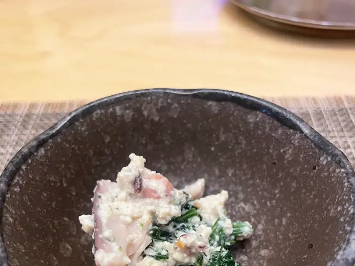 연두색 채소와 함께 차갑게 조리된 해산물 요리