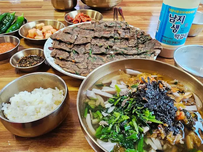 창가에 놓인 식물들과 메뉴판