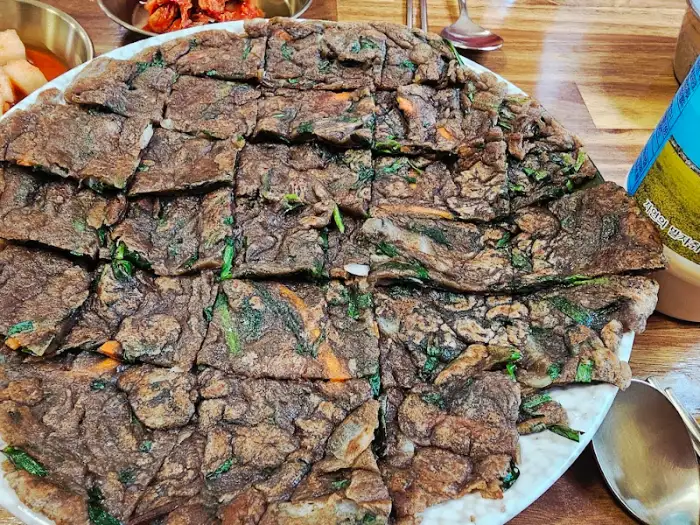 크고 동그란 메밀전