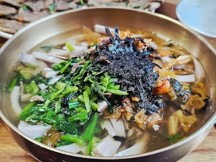 묵밥의 클로즈업 샷