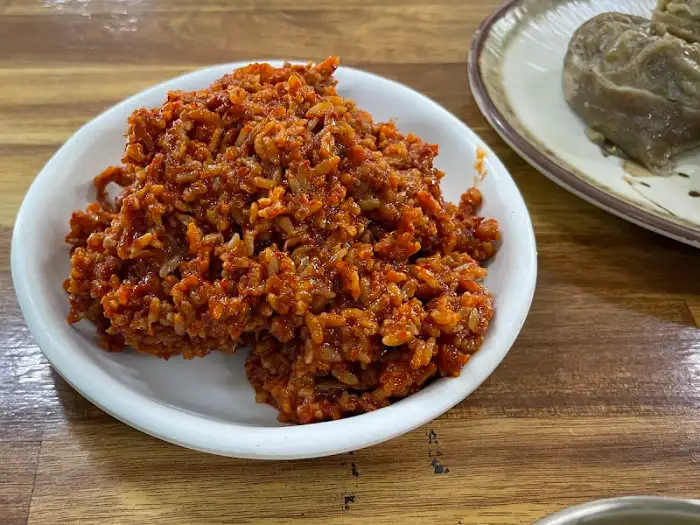 앞접시에 담긴 붉은 색의 밥