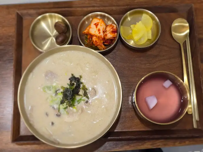 팥칼국수와 곁들임 반찬
