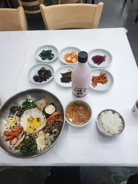 약초와 다양한 채소, 버섯이 올라간 비빔밥과 반찬들