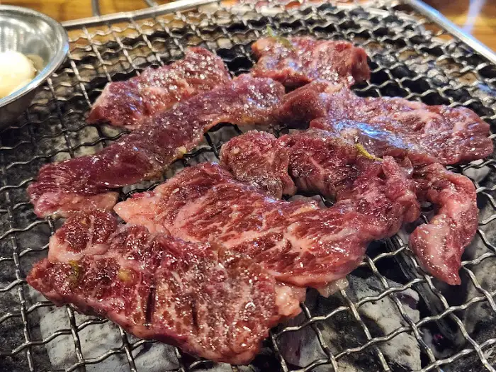 불판 위에서 익어가는 고기