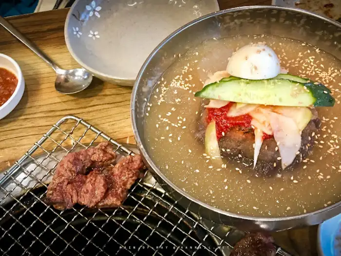 함흥냉면과 구운 고기