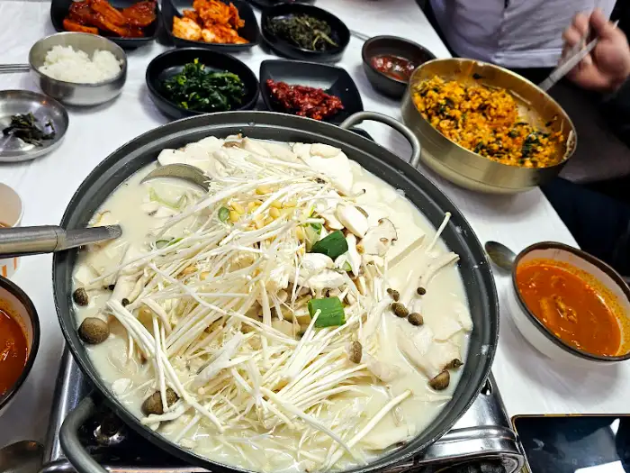 테이블에 차려진 잣두부전골과 반찬들