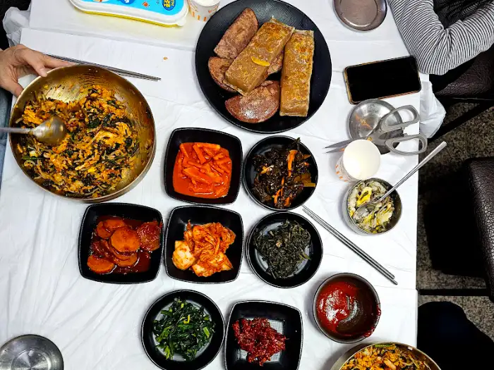 다양한 반찬이 담긴 테이블 모습