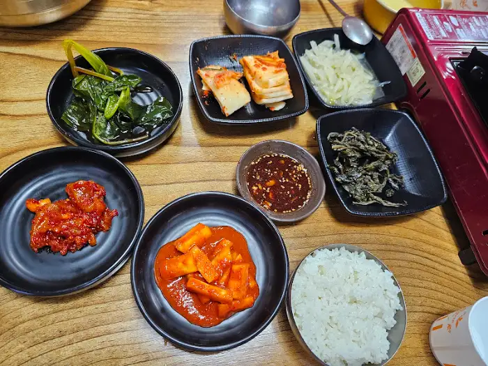 여러 가지 나물 반찬과 밥