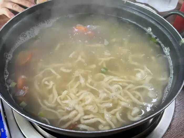 해물칼국수 끓이는 중