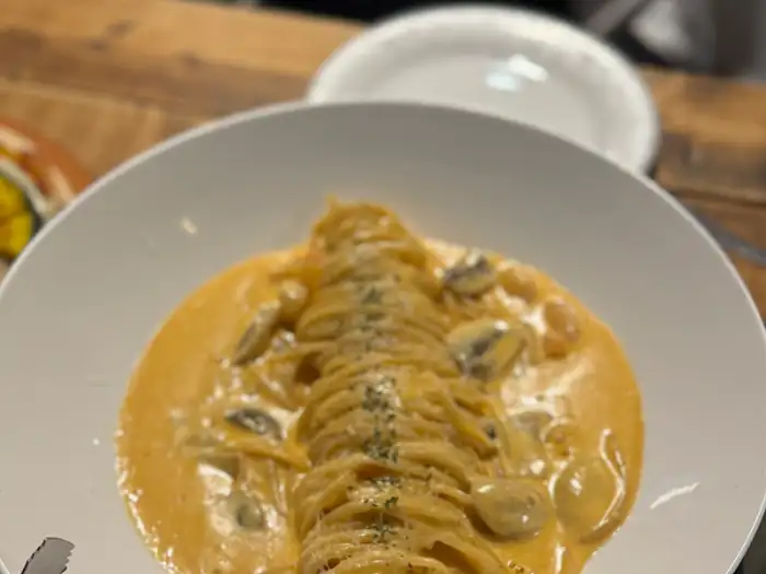 크림 파스타의 푸짐한 모습