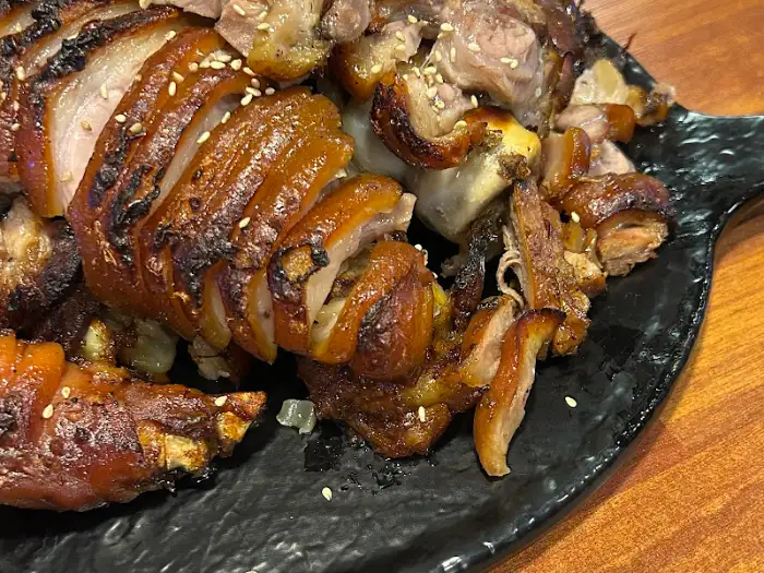 접시에 담긴 족발 단면과 껍질 부분