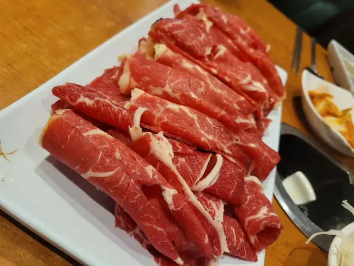 얇게 썰린 소고기 플레이트가 준비되어 있습니다.
