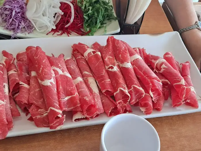 앞쪽에는 고기 플레이트, 뒤쪽에는 채소 플레이트가 보입니다.