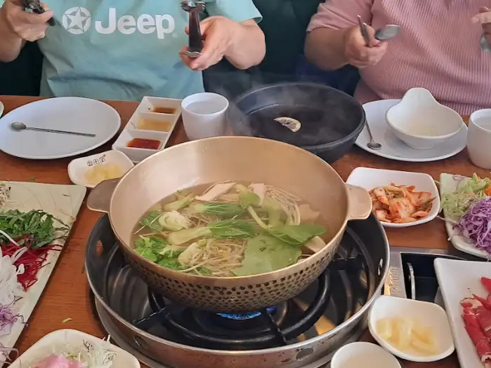 테이블에 놓인 쌀국수 냄비와 반찬들입니다.
