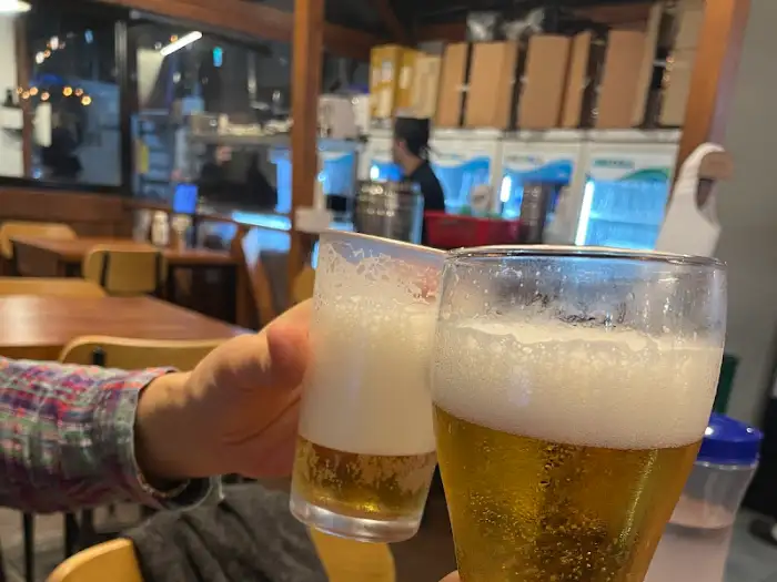 맥주잔 두 개를 부딪히는 모습