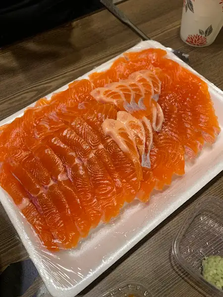 넓은 접시에 가득 담긴 신선한 활연어회