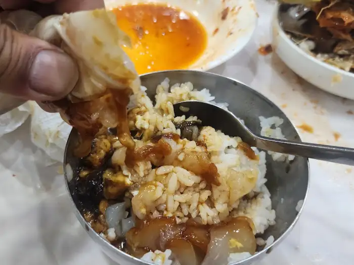 밥에 간장게장 비벼먹는 모습