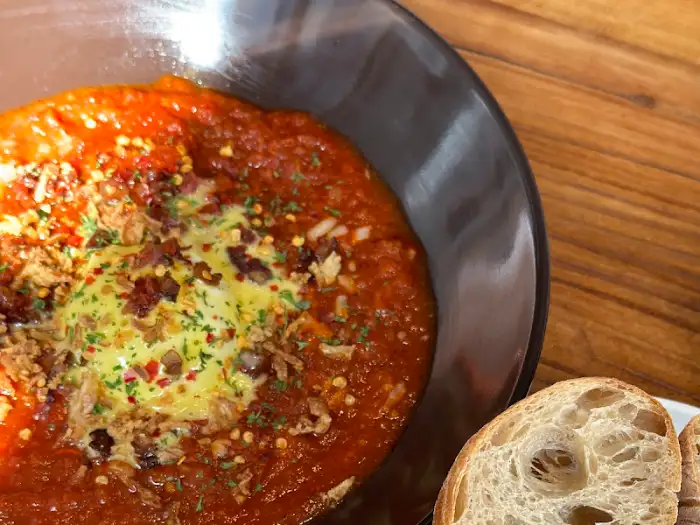 토마토 소스와 계란의 조화, 빵과 함께 즐기는 풍미