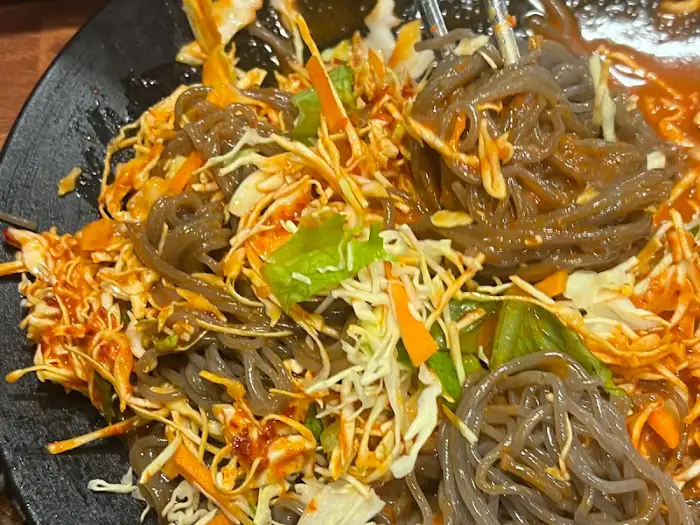비빔 막국수의 면과 채소