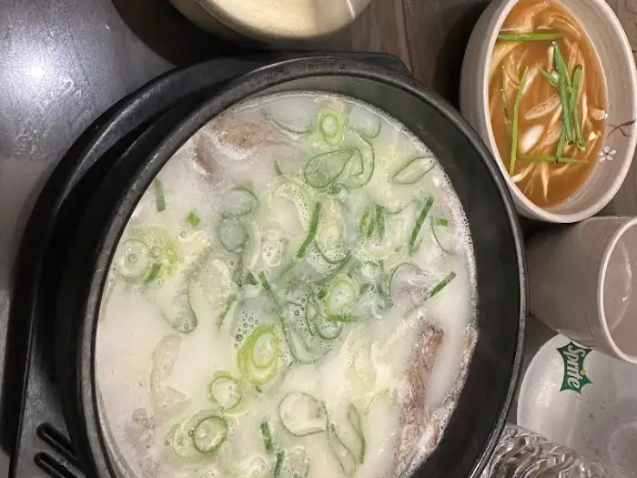 테이블에 놓인 설렁탕 한 상
