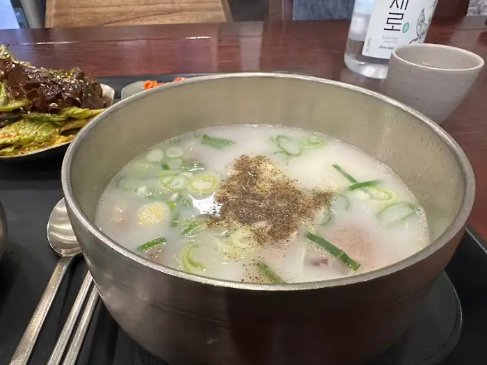 설렁탕 위에 후추를 뿌리는 모습