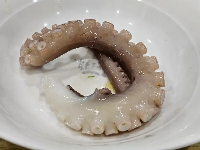 냄비 속 싱싱한 낙지 한 점