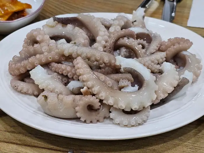 접시에 담긴 낙지 다리