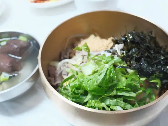 다양한 재료가 듬뿍 올라간 비빔밥