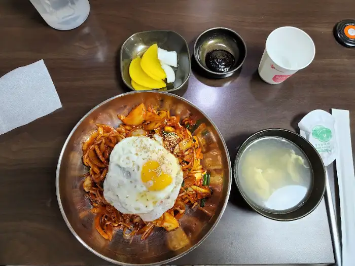 돌짜장, 밥, 국, 반찬 세팅