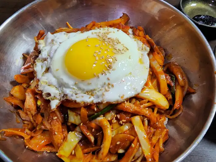 계란 후라이와 함께 비벼진 돌짜장