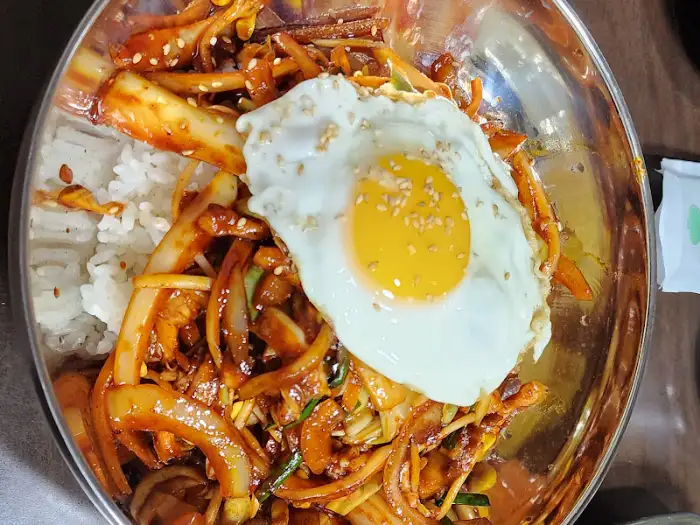 계란 후라이와 함께 비벼진 중화비빔밥